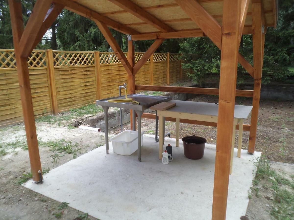 Akvarium Apartmanhazak Кестели Екстериор снимка